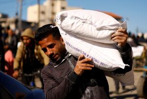 توزیع کیسه‌های آرد اهدایی سازمان ملل به مردم غزه