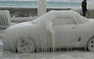 خودرو یخ زده در ایسلند