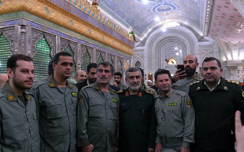 تصاویری جالب از سردار حاجیزاده و ده ها نوجوان در حرم امام(ره) | تجدید میثاق متفاوت فرمانده سپاه