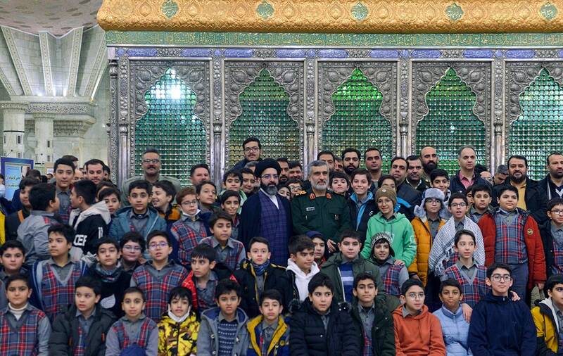 تصاویری جالب از سردار حاجیزاده و ده ها نوجوان در حرم امام(ره) | تجدید میثاق متفاوت فرمانده سپاه