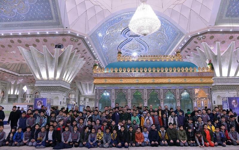 تصاویری جالب از سردار حاجیزاده و ده ها نوجوان در حرم امام(ره) | تجدید میثاق متفاوت فرمانده سپاه