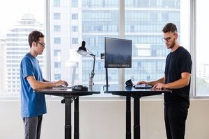 انجام کار با میزهای ایستاده خوب است یا بد؟