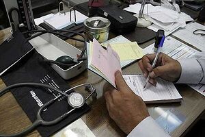 نسخه الکترونیک به نفع بیمه‌ها به ضرر پزشکان