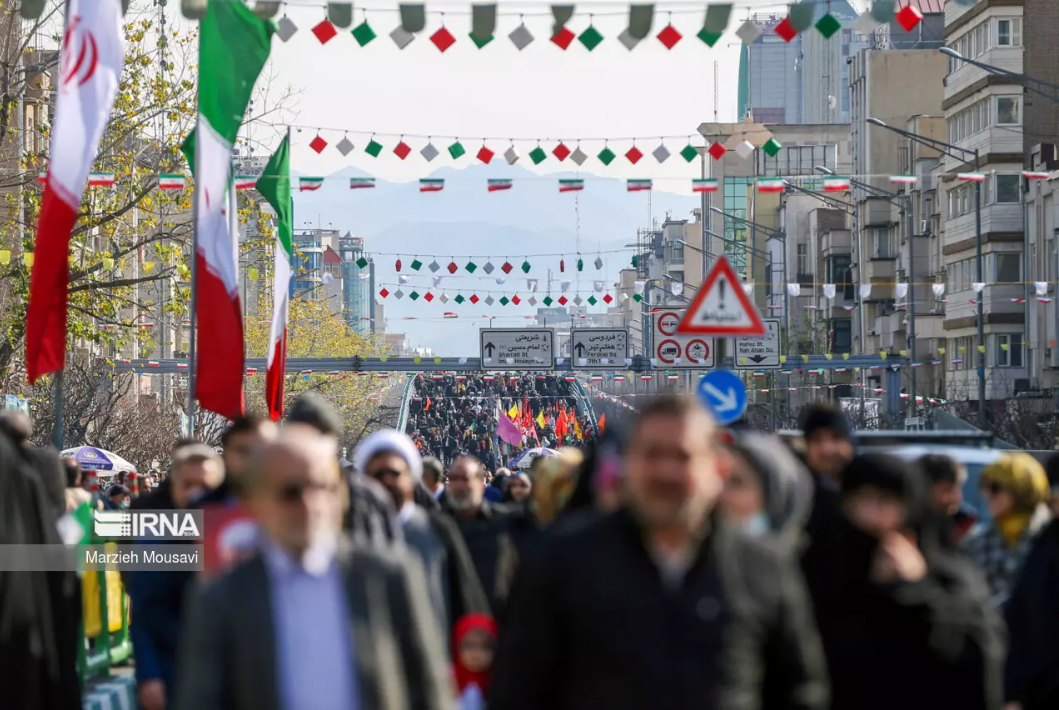 حضور پرشور مردم و مسئولان و نمایش اقتدار دفاعی در مسیر راهپیمایی ۲۲ بهمن +فیلم و عکس