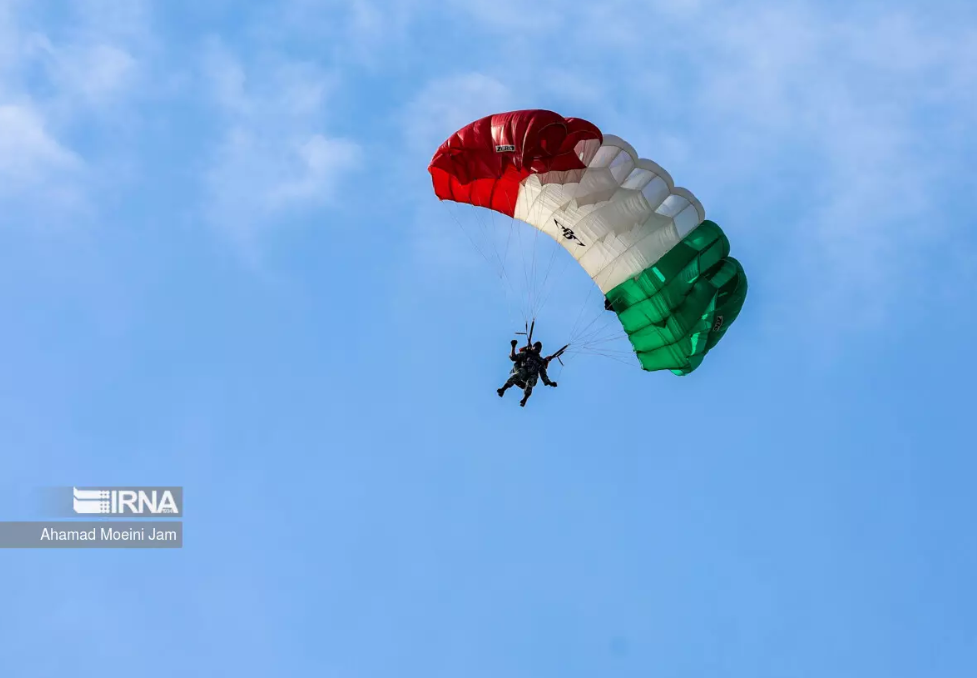 حضور پرشور مردم و مسئولان و نمایش اقتدار دفاعی در مسیر راهپیمایی ۲۲ بهمن +فیلم و عکس