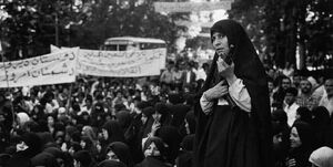 زن بارداری که شهدای انقلاب را به خاک سپرد! +عکس زن بارداری که شهدای انقلاب را به خاک سپرد!