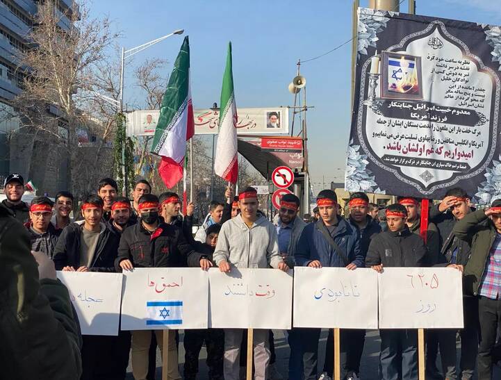 آغاز جشن ۴۵ سالگی انقلاب اسلامی در سراسر کشور/حضور پرشور مردم و نمایش اقتدار دفاعی در مسیر راهپیمایی ۲۲ بهمن +فیلم و عکس