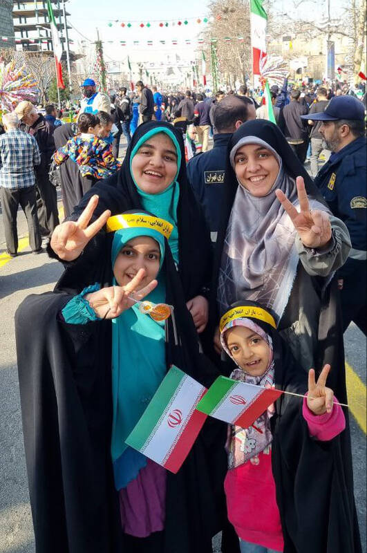 عکس خانوادگی در جشن تولد بزرگ انقلاب