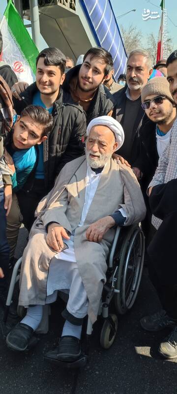 حضور قرائتی با ویلچر در راهپیمایی ۲۲ بهمن+ عکس