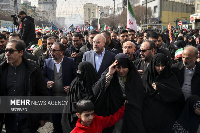 حضور رئیس مجلس در راهپیمایی ۲۲ بهمن در شهر مشهد مقدس