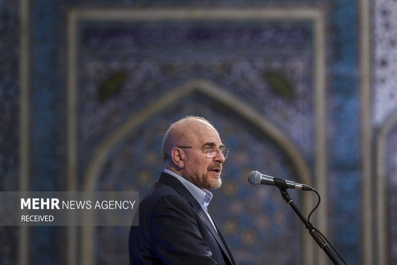 حضور رئیس مجلس در راهپیمایی ۲۲ بهمن در شهر مشهد مقدس