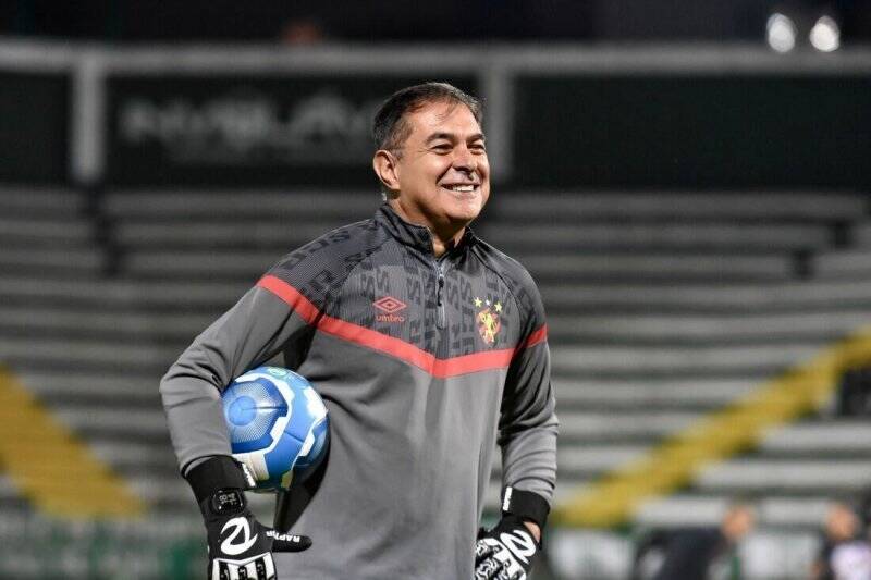 مربی رزومه دار جدید سرخ ها به زودی در تهران + عکس