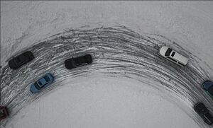 ارتفاع ۲ متری برف در یک جاده کشور | عکس