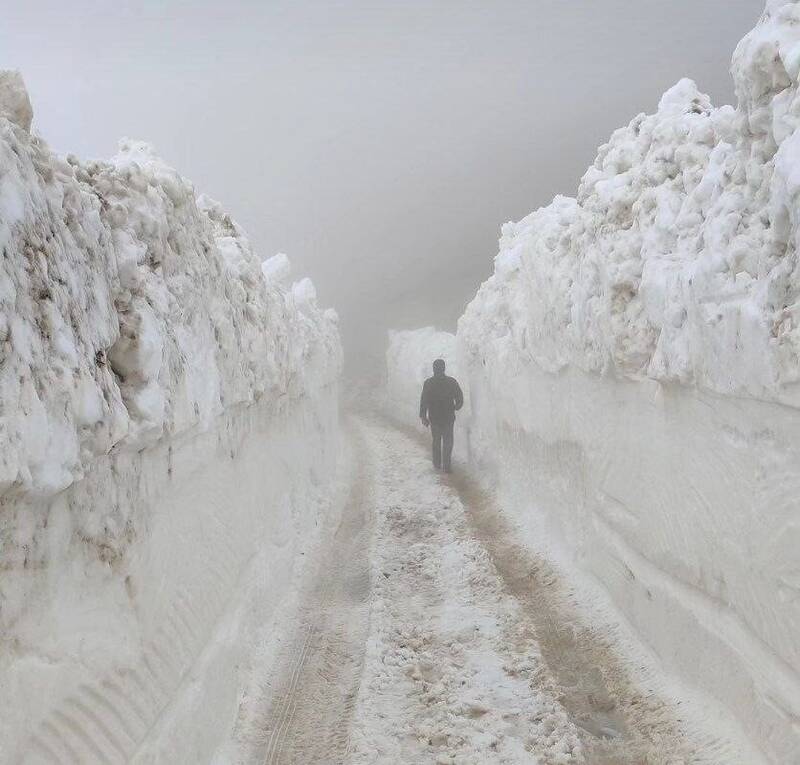 ارتفاع ۲ متری برف در یک جاده کشور | عکس