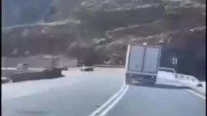 لحظه بریدن ترمز یک کامیونت در سراشیبی جاده + فیلم