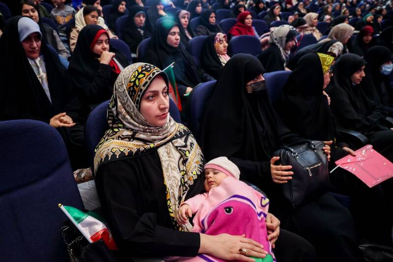 گردهمایی بزرگ «ایران آینده» و حضور قالیباف، در جمع دختران جوان دانشگاه و محلات تهران