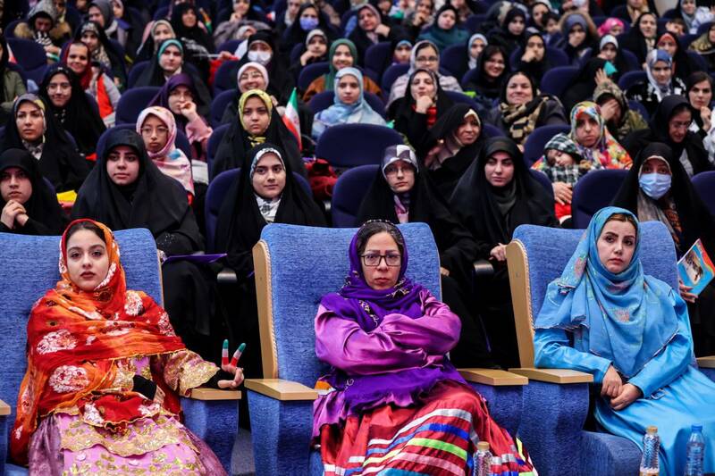 گردهمایی بزرگ «ایران آینده» و حضور قالیباف، در جمع دختران جوان دانشگاه و محلات تهران