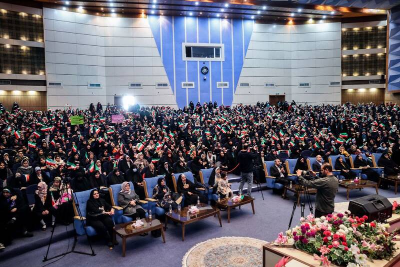 گردهمایی بزرگ «ایران آینده» و حضور قالیباف، در جمع دختران جوان دانشگاه و محلات تهران