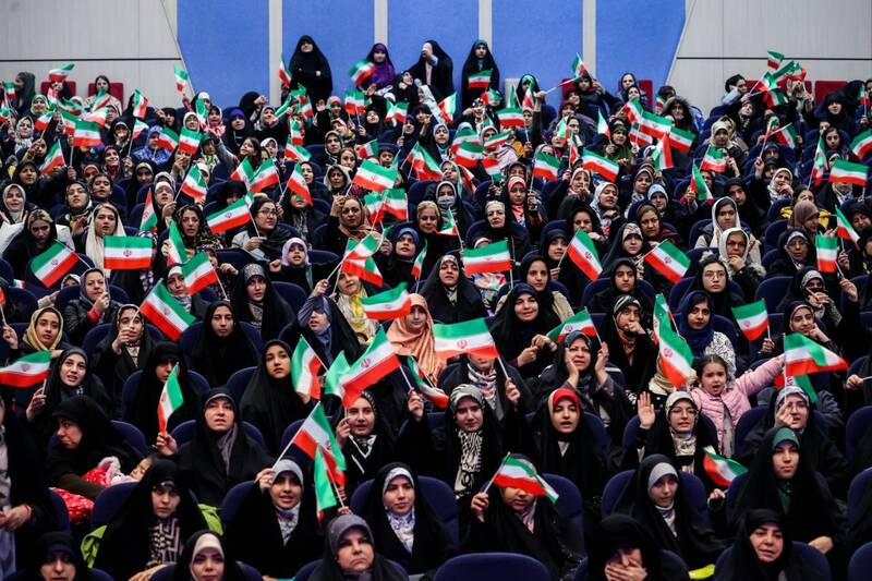 گردهمایی بزرگ «ایران آینده» و حضور قالیباف، در جمع دختران جوان دانشگاه و محلات تهران
