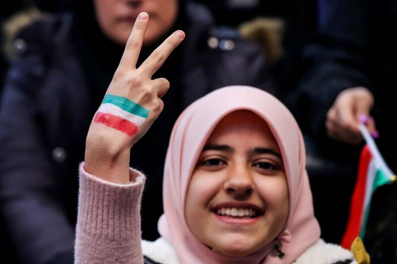 گردهمایی بزرگ «ایران آینده» و حضور قالیباف، در جمع دختران جوان دانشگاه و محلات تهران