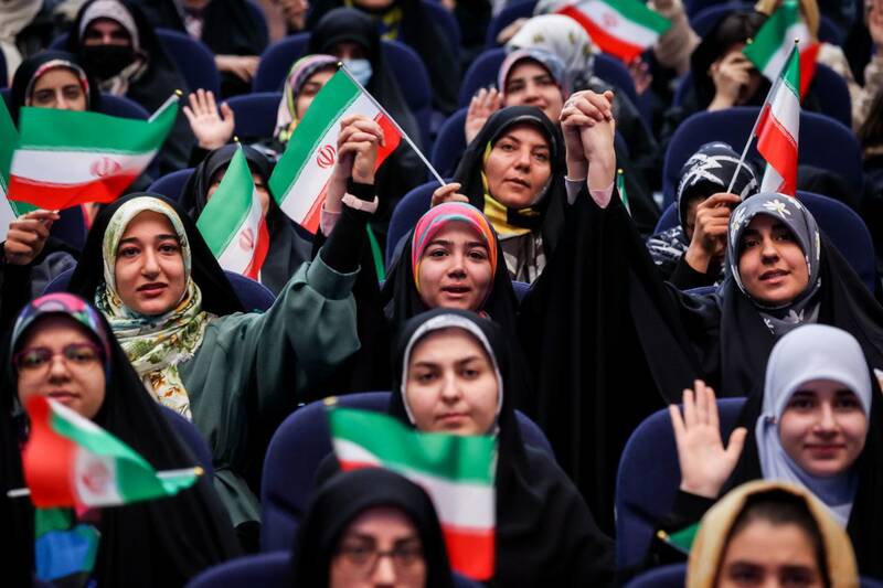 گردهمایی بزرگ «ایران آینده» و حضور قالیباف، در جمع دختران جوان دانشگاه و محلات تهران