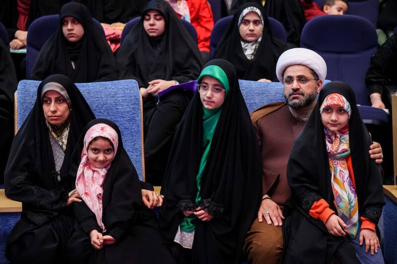 گردهمایی بزرگ «ایران آینده» و حضور قالیباف، در جمع دختران جوان دانشگاه و محلات تهران