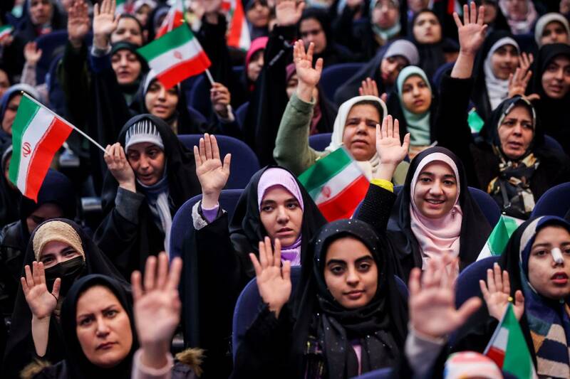 گردهمایی بزرگ «ایران آینده» و حضور قالیباف، در جمع دختران جوان دانشگاه و محلات تهران