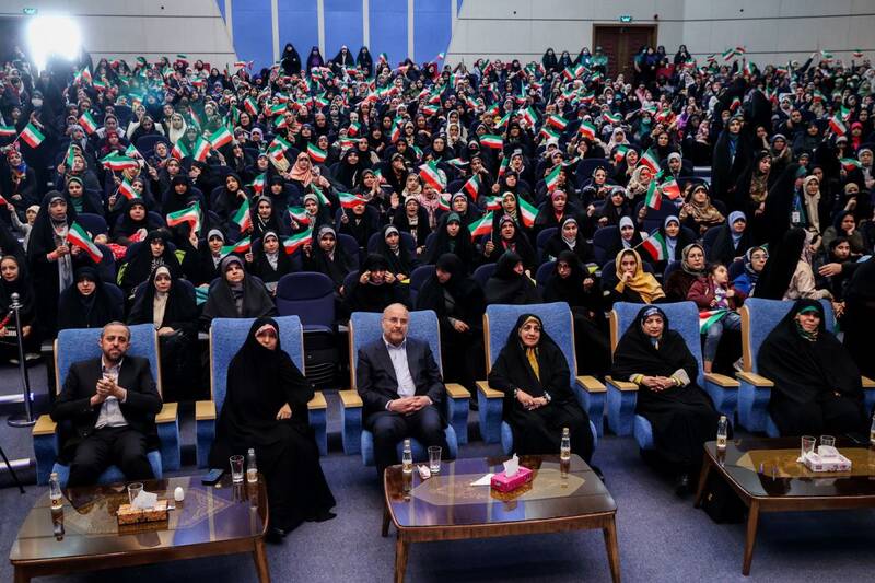 گردهمایی بزرگ «ایران آینده» و حضور قالیباف، در جمع دختران جوان دانشگاه و محلات تهران