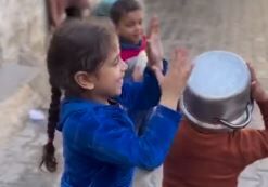 شادی کودکان فلسطینی پس از دست یافتن به اندکی غذا+ فیلم