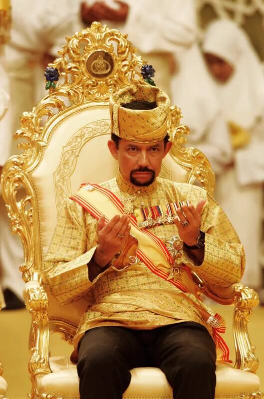 بازیکن گمنامی که ۱۲ برابر مسی و رونالدو ثروت دارد! +عکس