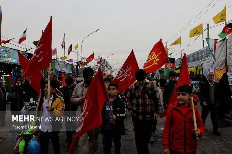 پیاده روی زائران نیمه شعبان در بلوار پیامبر اعظم