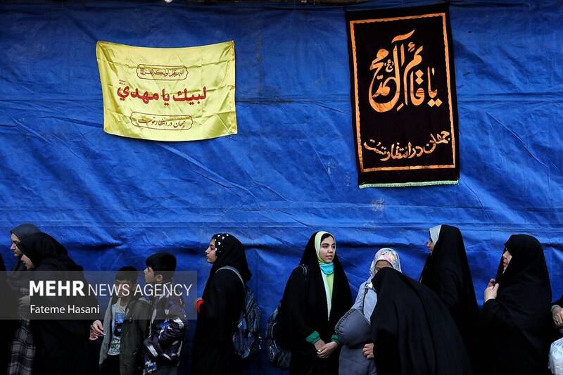 پیاده روی زائران نیمه شعبان در بلوار پیامبر اعظم