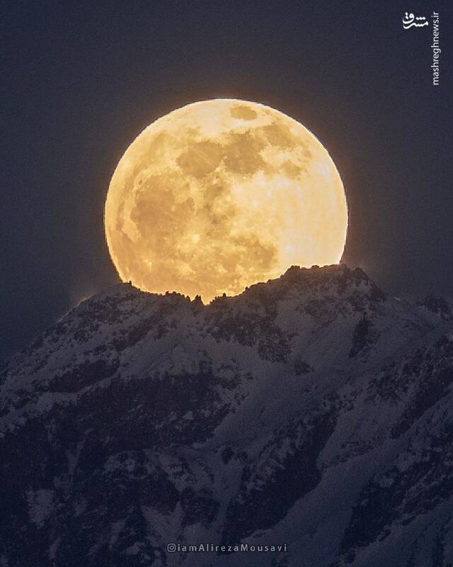 تصویری زیبا از طلوع ماه کامل بر فراز قله ساوالان