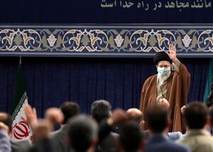 دیدار جمعی از رأی اولیها و خانوادههای شهدا با رهبر انقلاب