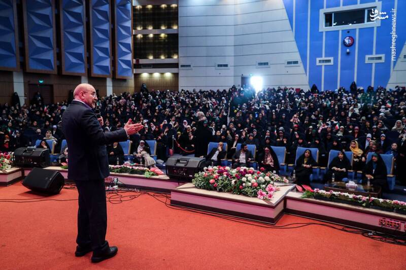 حضور قالیباف در جمع دختران جوان دانشگاه و محلات تهران