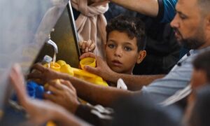 فیلم/ جنگ گرسنگی علیه کودکان غزه