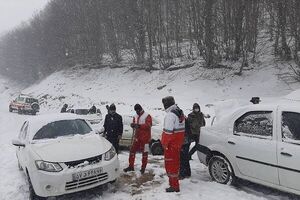 امدادرسانی به خودروهای گرفتار در برف گیلان
