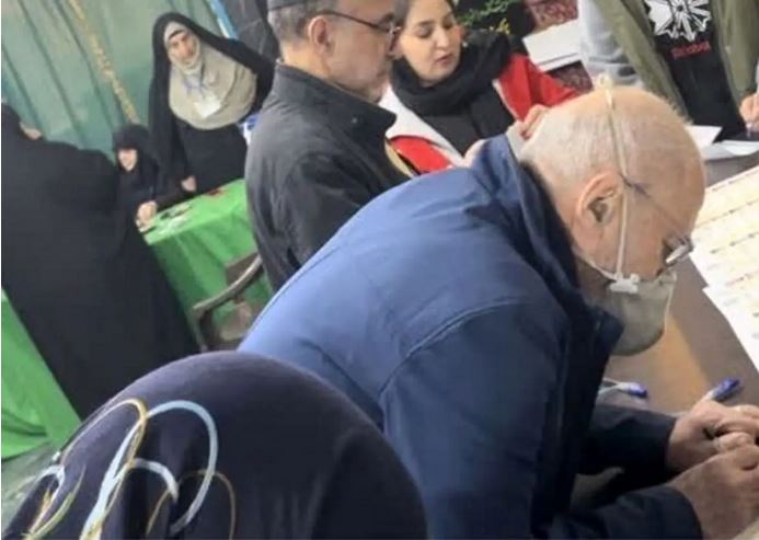 استقبال گسترده از انتخابات در ساعت های اولیه با وجود دروغ پراکنی دشمنان/ انتخابات در ۴ حوزه الکترونیک است/ استانهای پیشرو در انتخابات اعلام شد/ اخذ رای تا ساعت ۲۴ تمدید شد +عکس و فیلم
