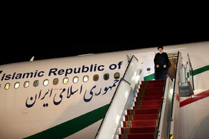 ورود هواپیمای رئیس جمهور به فرودگاه الجزایر
