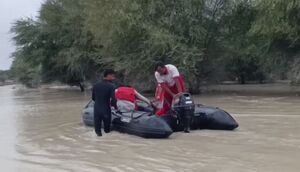 امدادرسانی با قایق در مناطق سیل‌زده شهرستان دشتیاری
