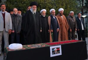 اقامه نماز رهبر انقلاب بر پیکر آیتالله امامی کاشانی + عکس و فیلم