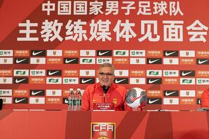 افتخار می‌کنم که سرمربی چین شدم / هدف ما صعود به جام جهانی است