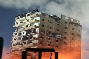 حمله هوایی رژیم صهیونیستی به برج محل اسکان ۳۰۰ آواره در رفح