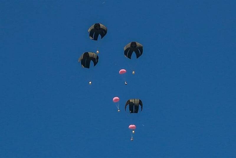 ثبت صحنهای مضحک در کمکهای مثلا بشردوستانه آمریکا+ عکس