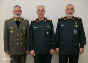 عکس یادگاری فرماندهان ارتش و سپاه با سرلشکر باقری