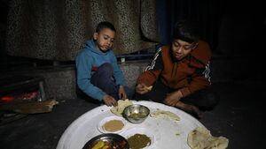 عکس/ سحری یک خانواده فلسطینی در شمال غزه