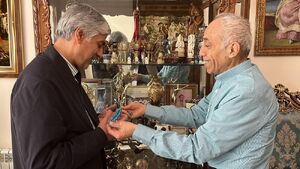 وزیر ورزش در منزل بازیکن پیشین استقلال و تیمملی