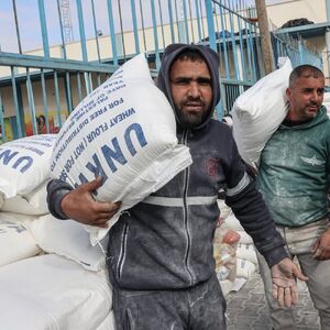 اولین کشتی حامل کمکها بار خود را در سواحل غزه تخلیه کرد اولین کشتی حامل کمکها بار خود را در سواحل غزه تخلیه کرد