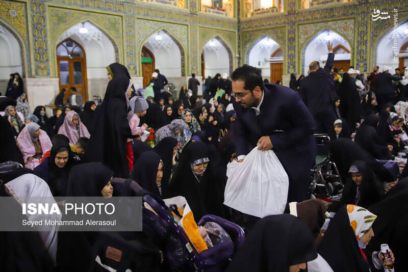 عکس/ضیافت افطاری در حرم مطهر رضوی