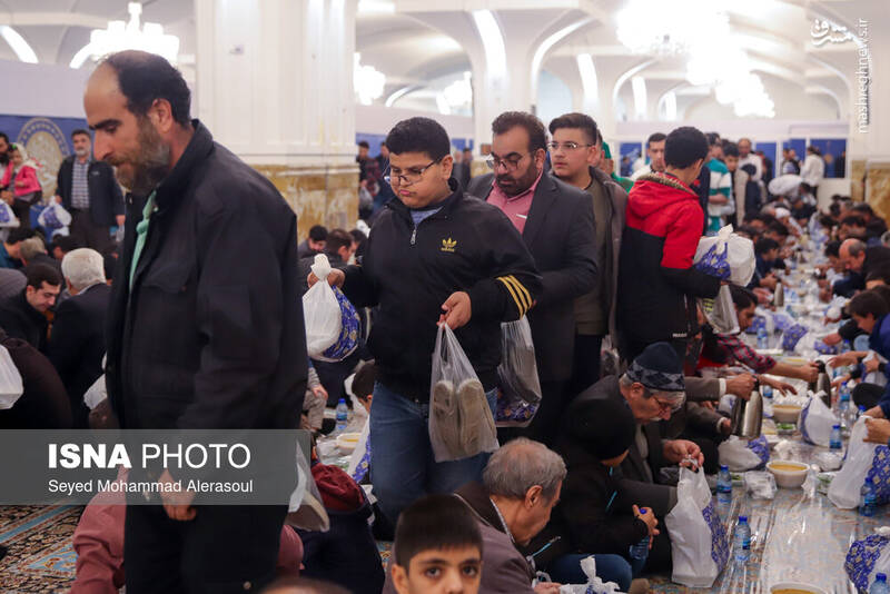 عکس/ضیافت افطاری در حرم مطهر رضوی